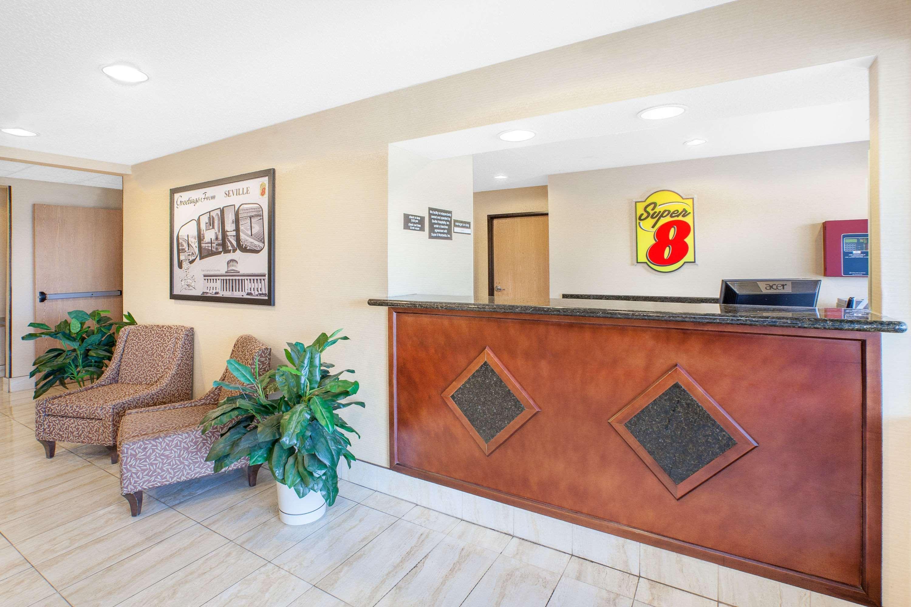 Super 8 By Wyndham Seville Εξωτερικό φωτογραφία