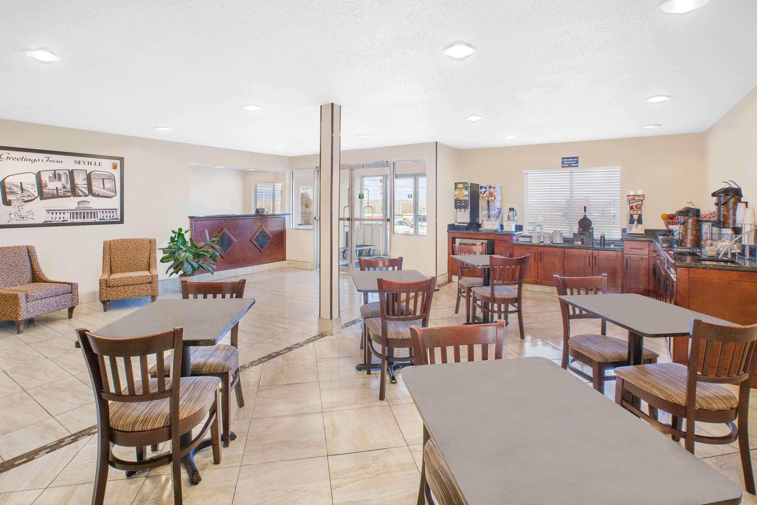 Super 8 By Wyndham Seville Εξωτερικό φωτογραφία